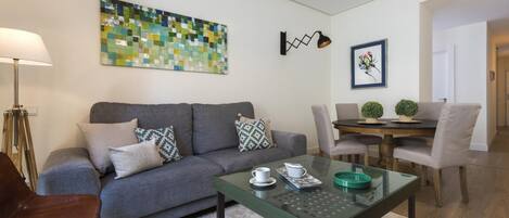 아파트, 테라스 | 거실 | 케이블 채널 시청이 가능한 32인치 TV