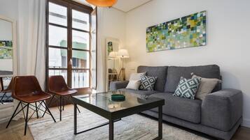 Leilighet, 2 soverom | Oppholdsområde | En 32-tommers TV med kabel-kanaler