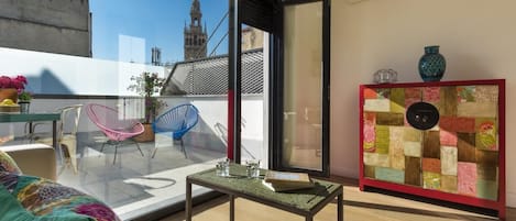Apartment, Terrasse | Wohnzimmer | 32-Zoll-Fernseher mit Kabelempfang