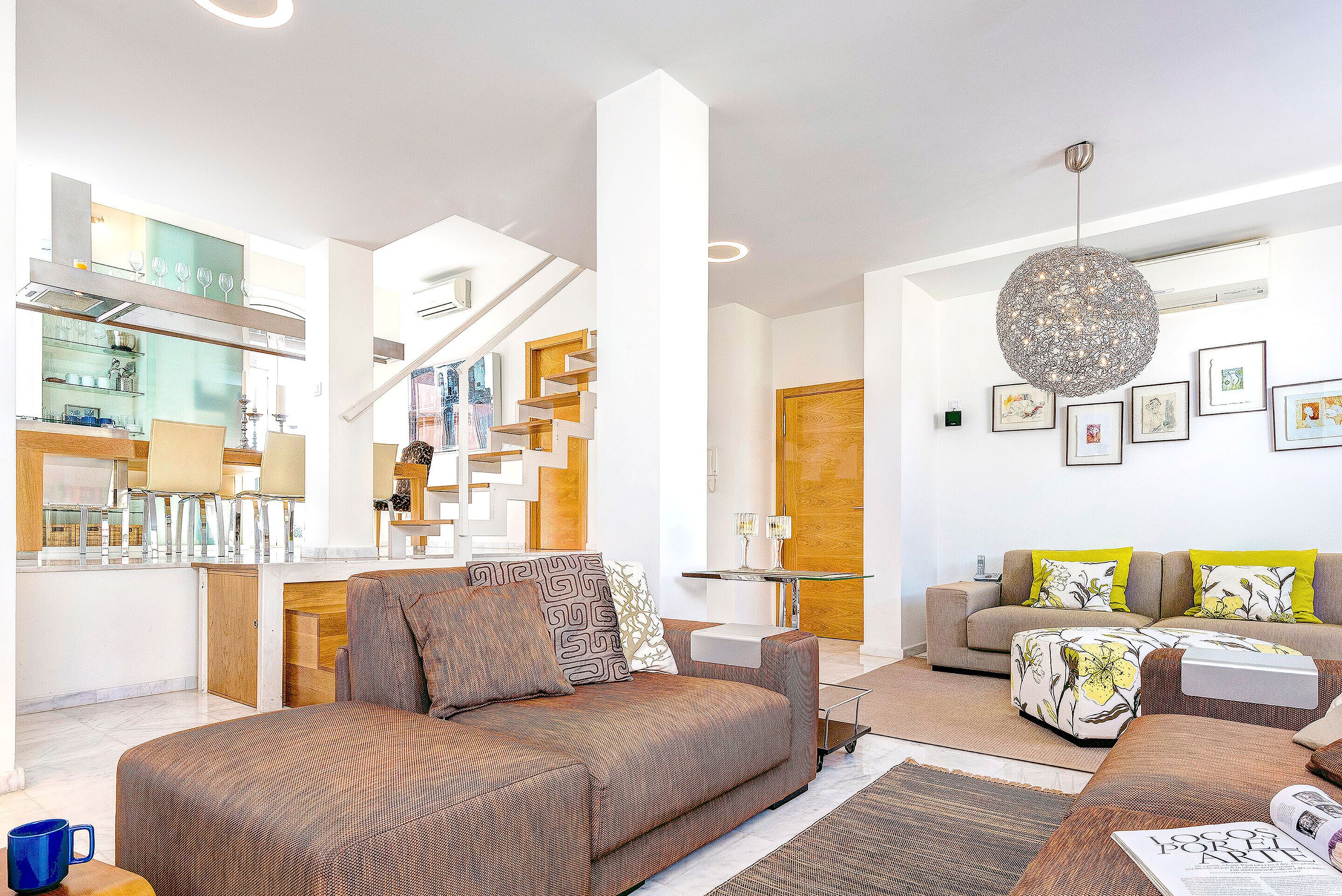 公寓 (1 Bedroom) | 起居区 | 32-英寸电视（配备有线频道）