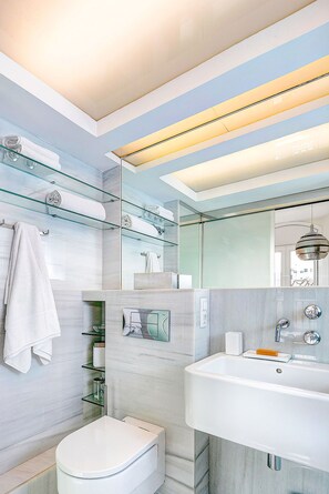 Apartment (1 Bedroom) | Badezimmer | Dusche, Haartrockner, Handtücher, Seife