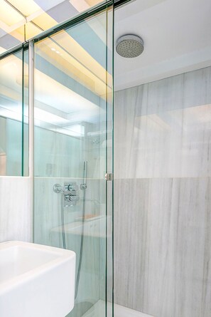 Apartment (1 Bedroom) | Badezimmer | Dusche, Haartrockner, Handtücher, Seife