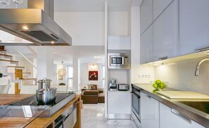 Appartement, 1 slaapkamer | Privékeuken | Een koelkast met diepvriezer, een microgolfoven, een oven, een kookplaat