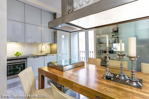 Appartement, 1 slaapkamer | Privékeuken | Een koelkast met diepvriezer, een microgolfoven, een oven, een kookplaat