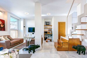 Apartment (1 Bedroom) | Wohnbereich | 32-Zoll-Fernseher mit Kabelempfang