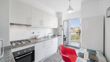 Kühlschrank, Mikrowelle, Ofen, Wasserkocher mit Kaffee-/Teezubehör