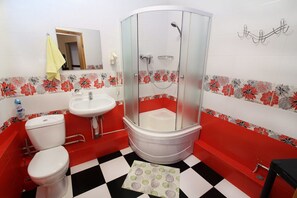 Habitación doble, baño compartido | Baño | Regadera, secadora de cabello, pantuflas, toallas