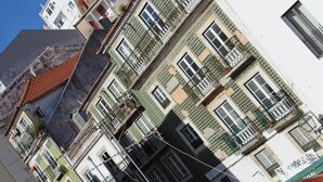 Un immeuble à plusieurs étages doté de balcons, de fenêtres et d’un toit recouvert de tuiles.