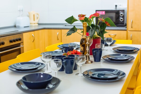 Classic-Apartment | Essbereich im Zimmer