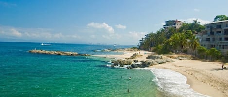 Plage à proximité, chaise longue, serviettes de plage