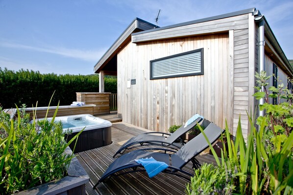 Outdoor spa tub - Pomegranate, Strawberryfield Park (Cheddar)