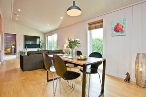 Dining - Pomegranate, Hot Tub, Wi-Fi (Cheddar)