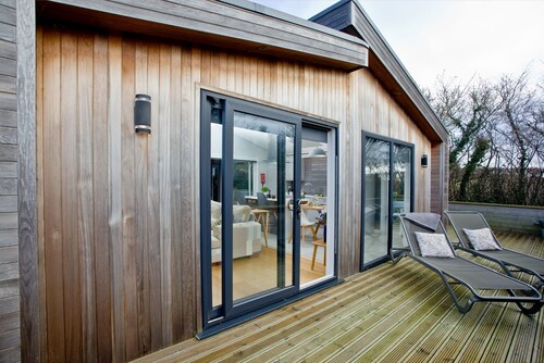 Nyland Lodge, Hot Tub - Fireplace- Free WiFi & Parking