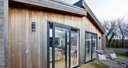 Nyland Lodge, Hot Tub - Fireplace- Free WiFi & Parking