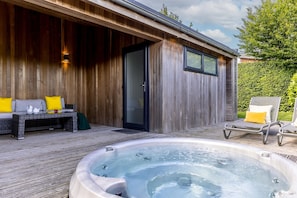 Terrace/patio - Nyland Lodge, Hot Tub - Fireplace- Free WiFi & Parking (Cheddar)