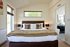 1 Schlafzimmer, Schreibtisch, Bügeleisen/Bügelbrett, Reisekinderbett