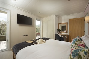 2 bedrooms, desk, iron/ironing board, internet - Cedar Lodge, Strawberryfield Park - a lodge that sleeps 4 guests in 1 bedroom (Cheddar)