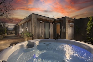 Outdoor spa tub - Cedar Lodge, Strawberryfield Park - a lodge that sleeps 4 guests in 1 bedroom (Cheddar)