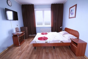 Habitación doble estándar | Escritorio, tabla de planchar con plancha, wifi gratis y ropa de cama