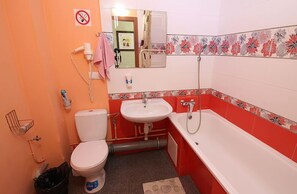 Habitación doble estándar | Baño | Secadora de cabello, pantuflas, toallas, jabón