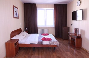 Habitación doble estándar | Escritorio, tabla de planchar con plancha, wifi gratis y ropa de cama