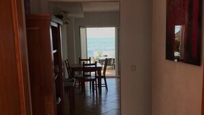 Un pasillo que conduce a un comedor con vista al océano.