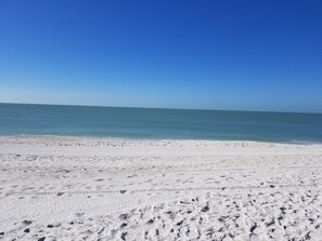 Am Strand, Liegestühle, Strandtücher