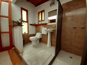 Douche, serviettes fournies, savon, papier toilette