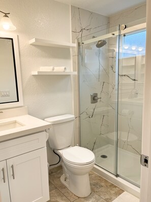 Dusche, Haartrockner, Handtücher, Seife