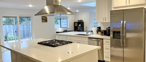 Geschirrspüler, Wasserkocher mit Kaffee-/Teezubehör, Wasserkocher