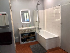 Badkar/dusch, hårtork, handdukar och tvål