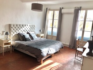 2 habitaciones, tabla de planchar con plancha y cuna de viaje