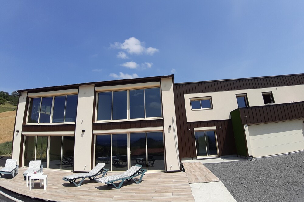 Large apartment in contemporary house with quiet panoramic view.