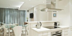 Full-sized fridge, dishwasher, cookware/dishes/utensils - 405 Kylemore B (Cape Town)