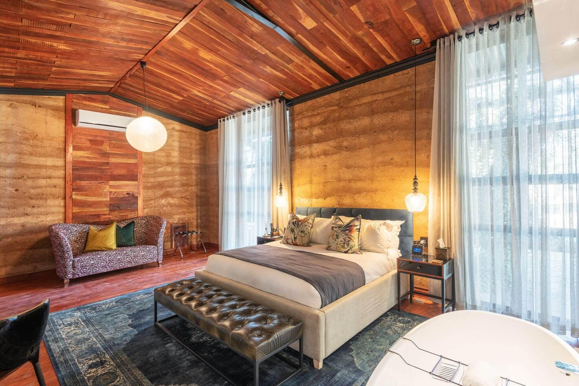 Luxe suite | Luxe beddengoed, een kluis op de kamer, individueel gedecoreerd