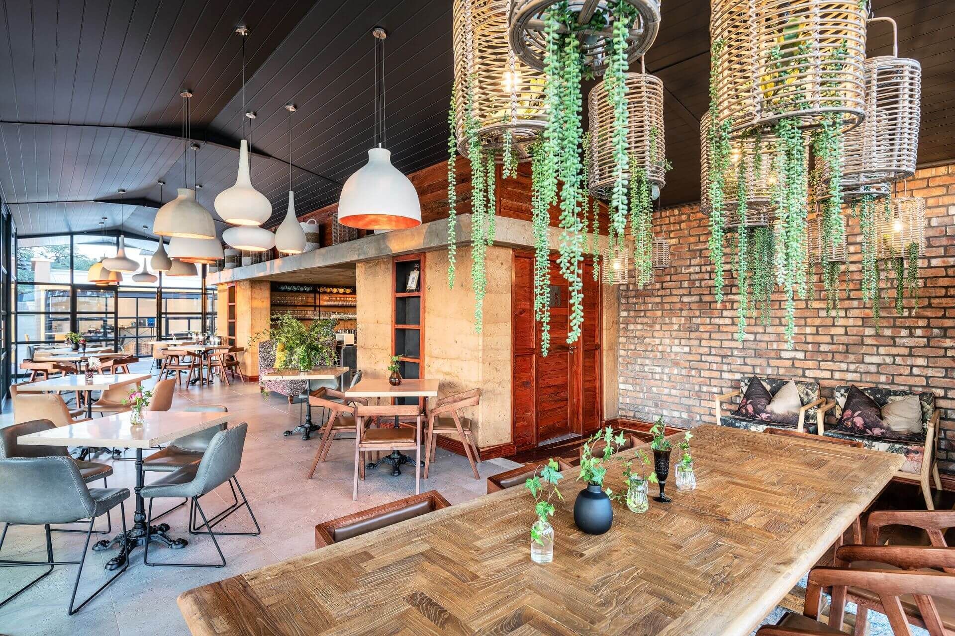 Serveert ontbijt, lunch en diner