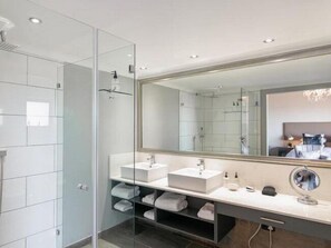 Đồ dùng nhà tắm miễn phí, máy sấy tóc, chậu vệ sinh/vòi rửa 