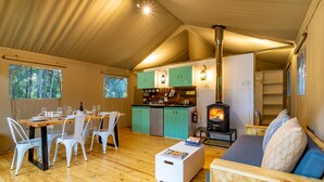 Um interior acolhedor com área de refeições, cozinha e lareira.