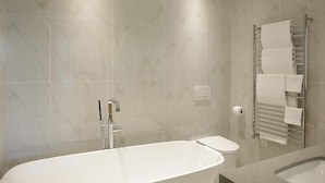 Căn hộ Tiêu chuẩn, 2 phòng ngủ | Phòng tắm | Bồn tắm và buồng tắm vòi sen riêng, đồ dùng nhà tắm được thiết kế riêng 