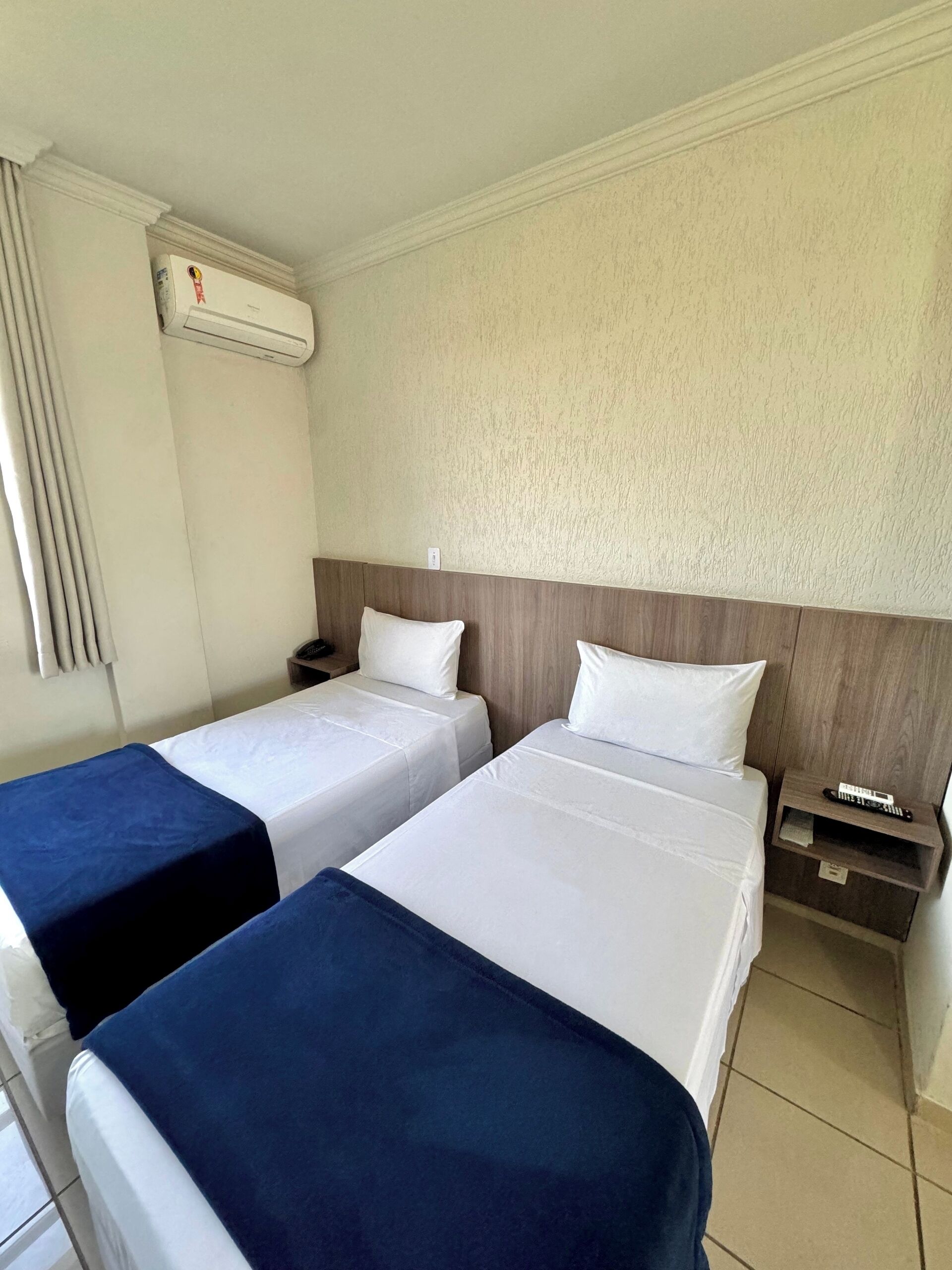 Una scrivania, insonorizzazione, ferro/asse da stiro, Wi-Fi gratuito