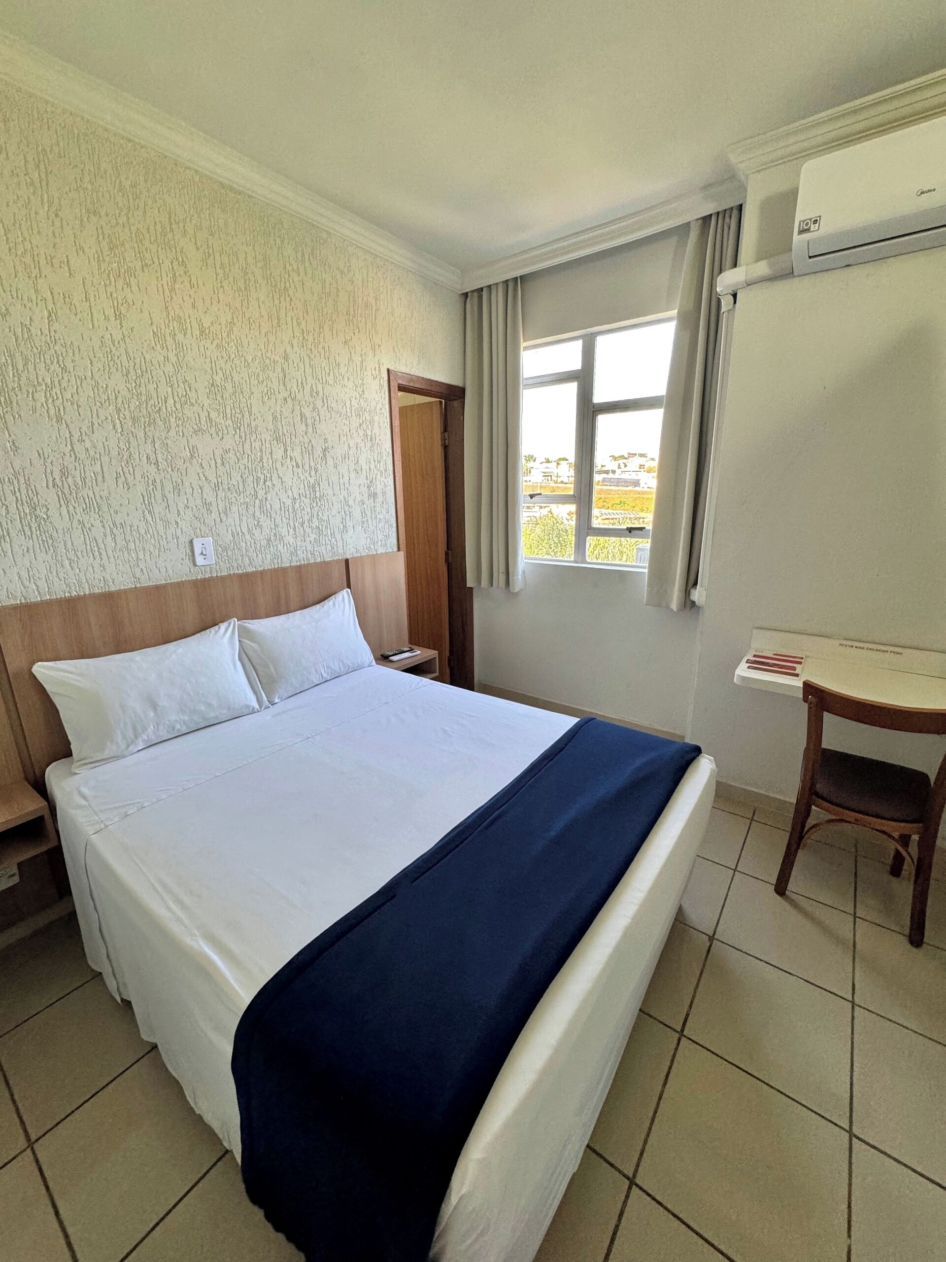 Doppia Standard | Una scrivania, insonorizzazione, ferro/asse da stiro, Wi-Fi gratuito