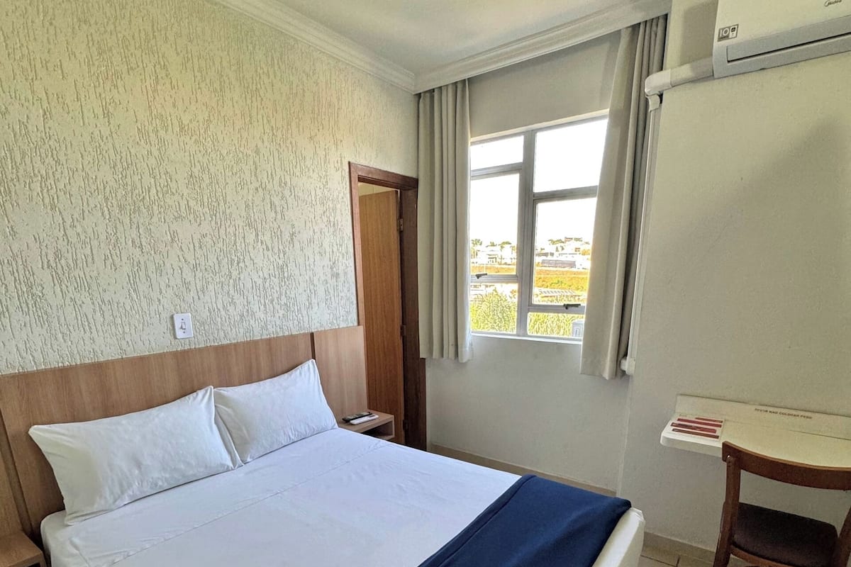 Doppia Standard | Una scrivania, insonorizzazione, ferro/asse da stiro, Wi-Fi gratuito