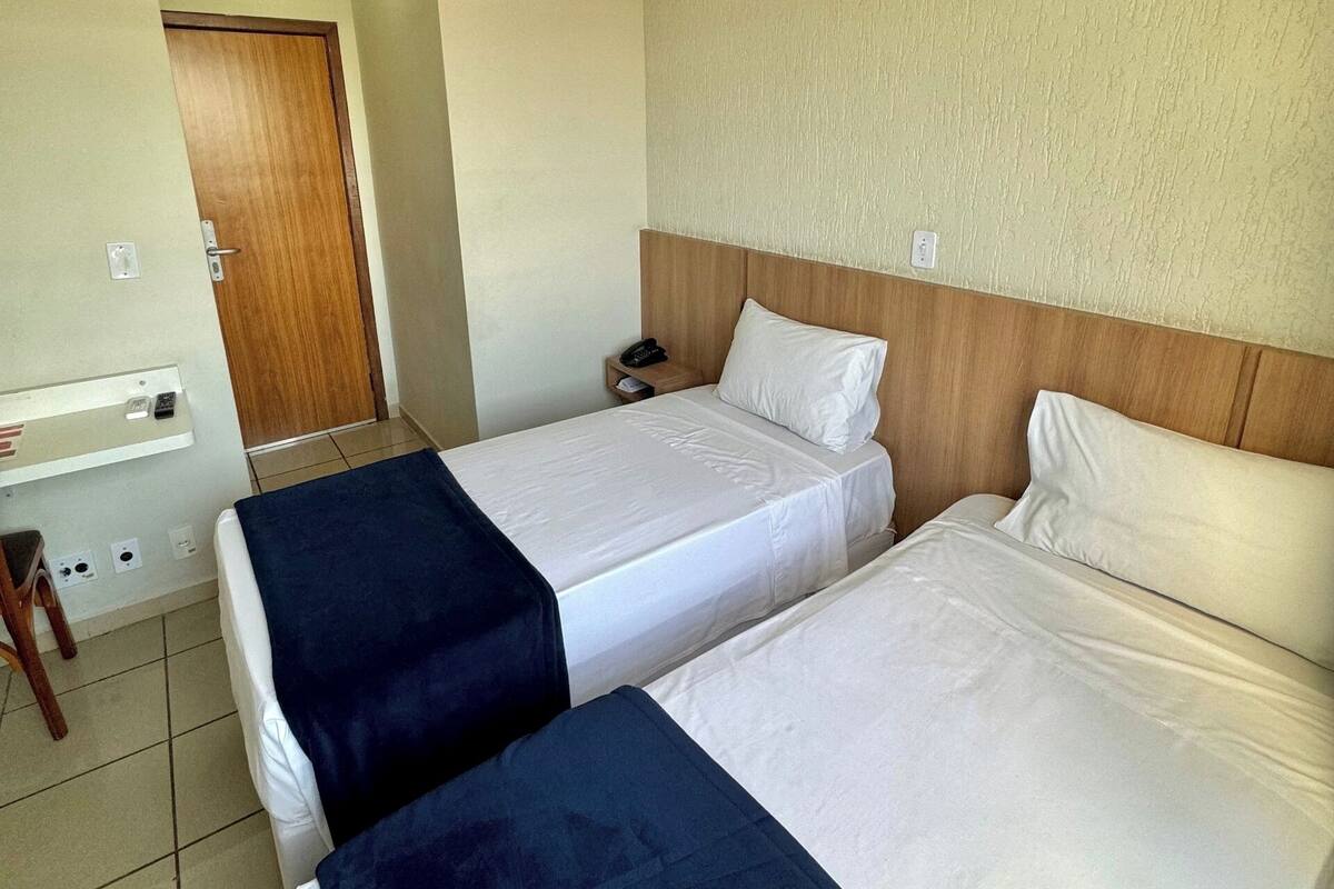 Bureau, chambres insonorisées, fer et planche à repasser, Wi-Fi gratuit