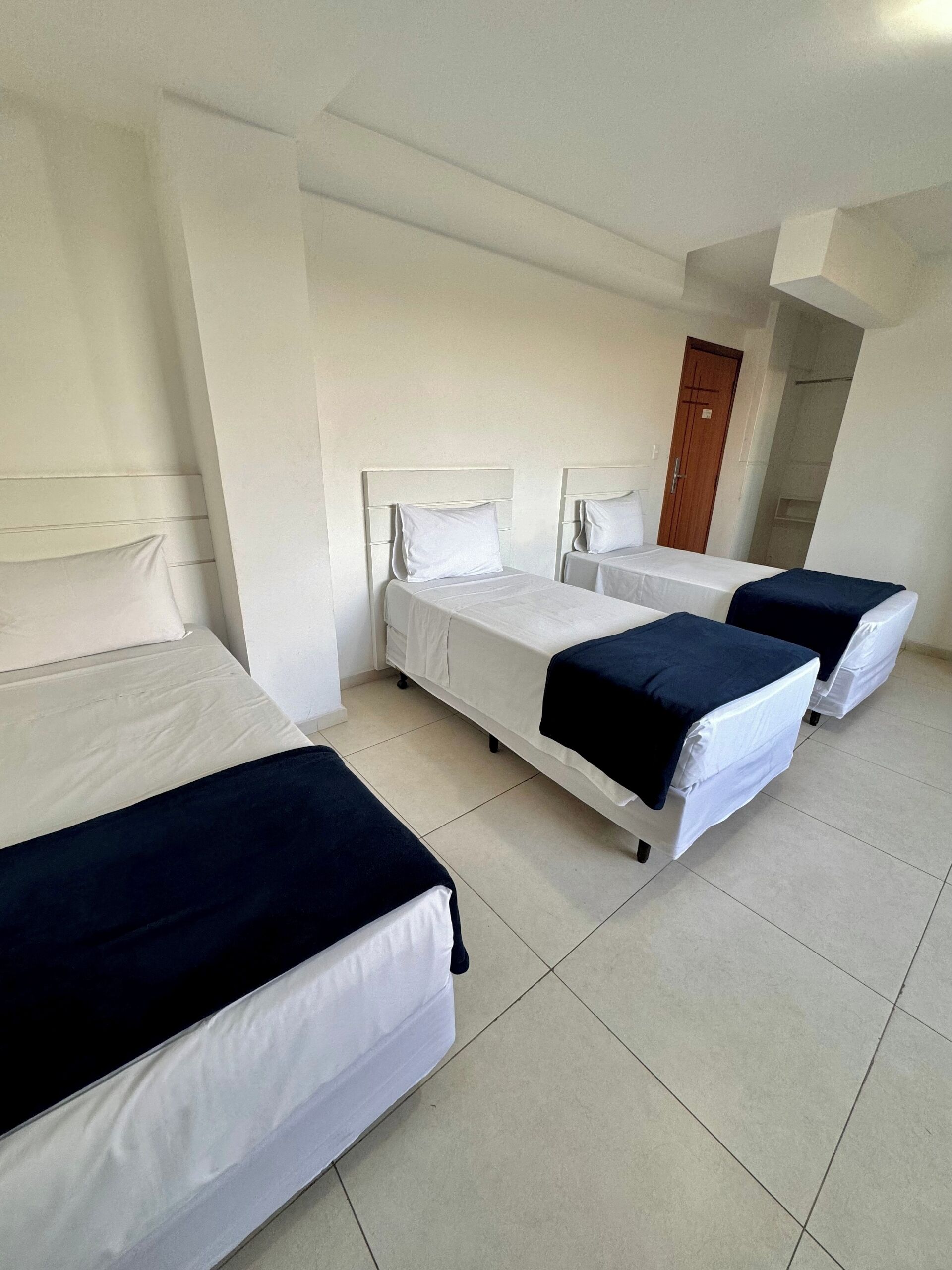 Bureau, chambres insonorisées, fer et planche à repasser, Wi-Fi gratuit