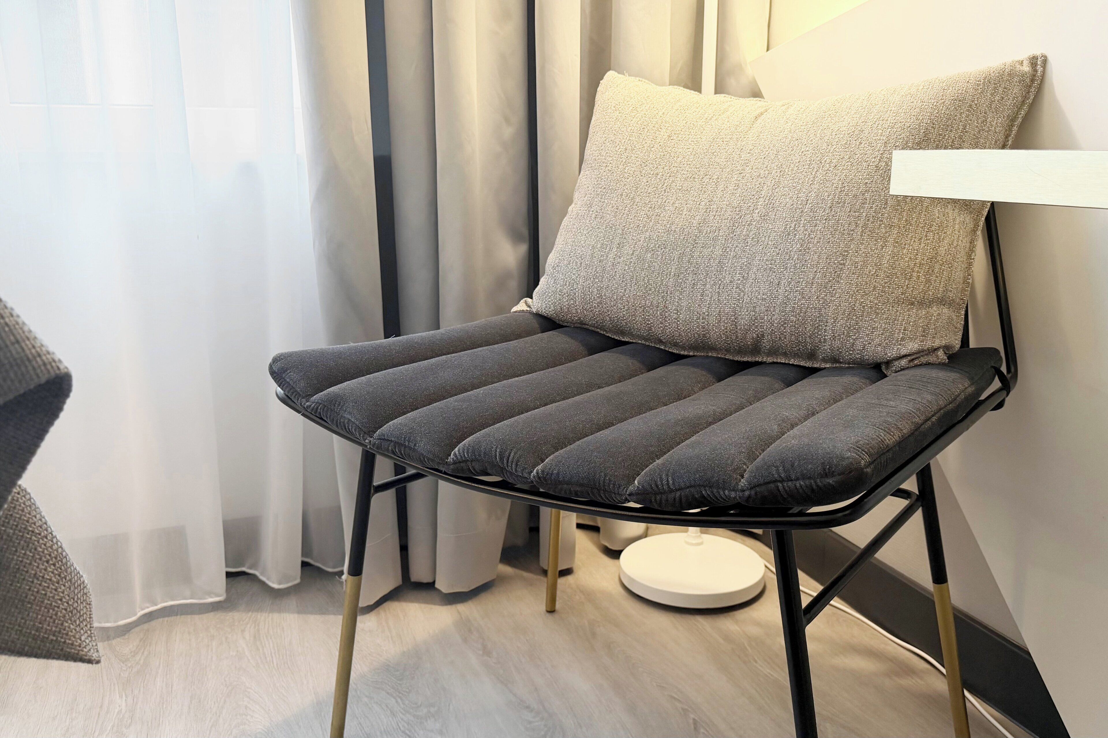 Hypo-allergenic bedding, in-room safe, desk, soundproofing