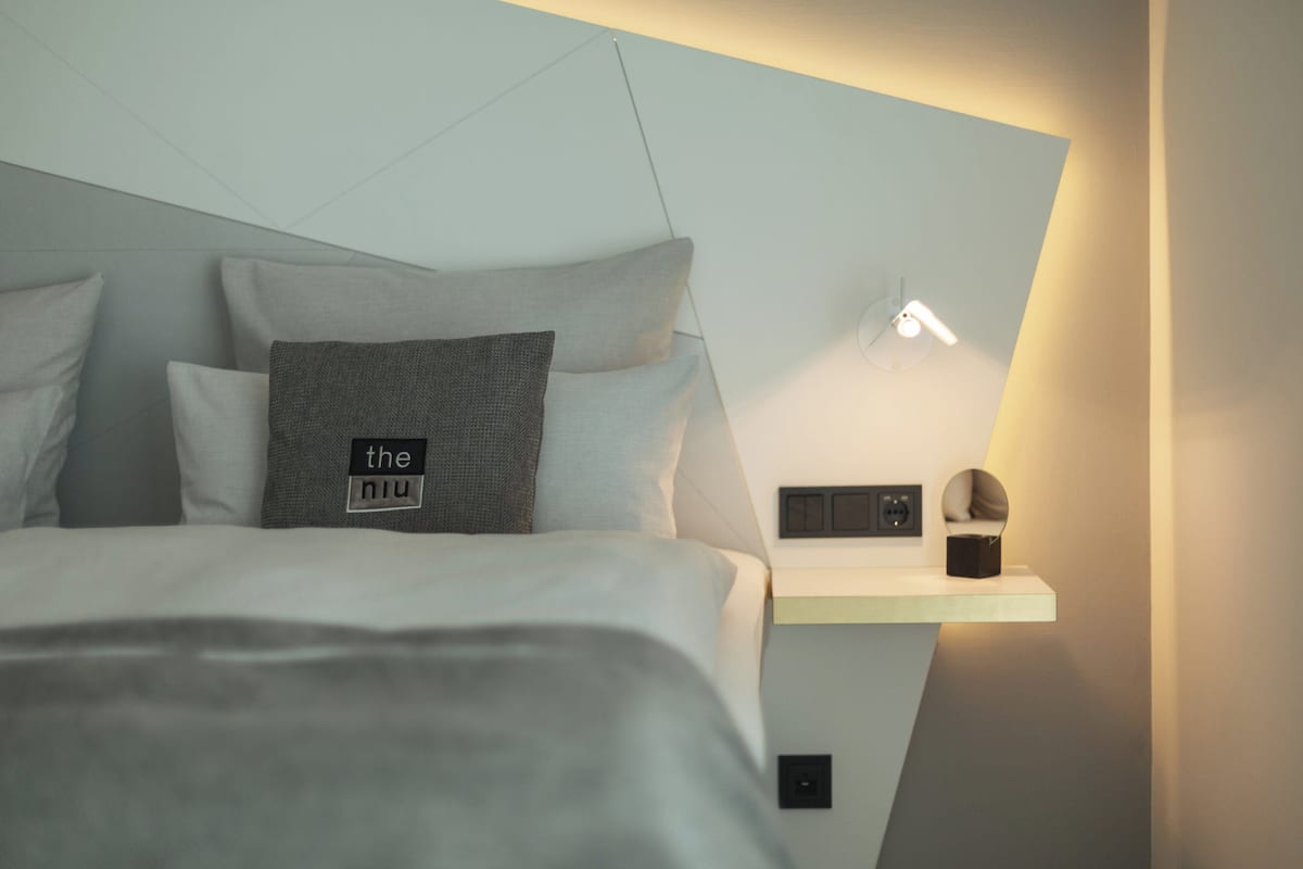 Ropa de cama hipoalergénica y caja de seguridad en la habitación