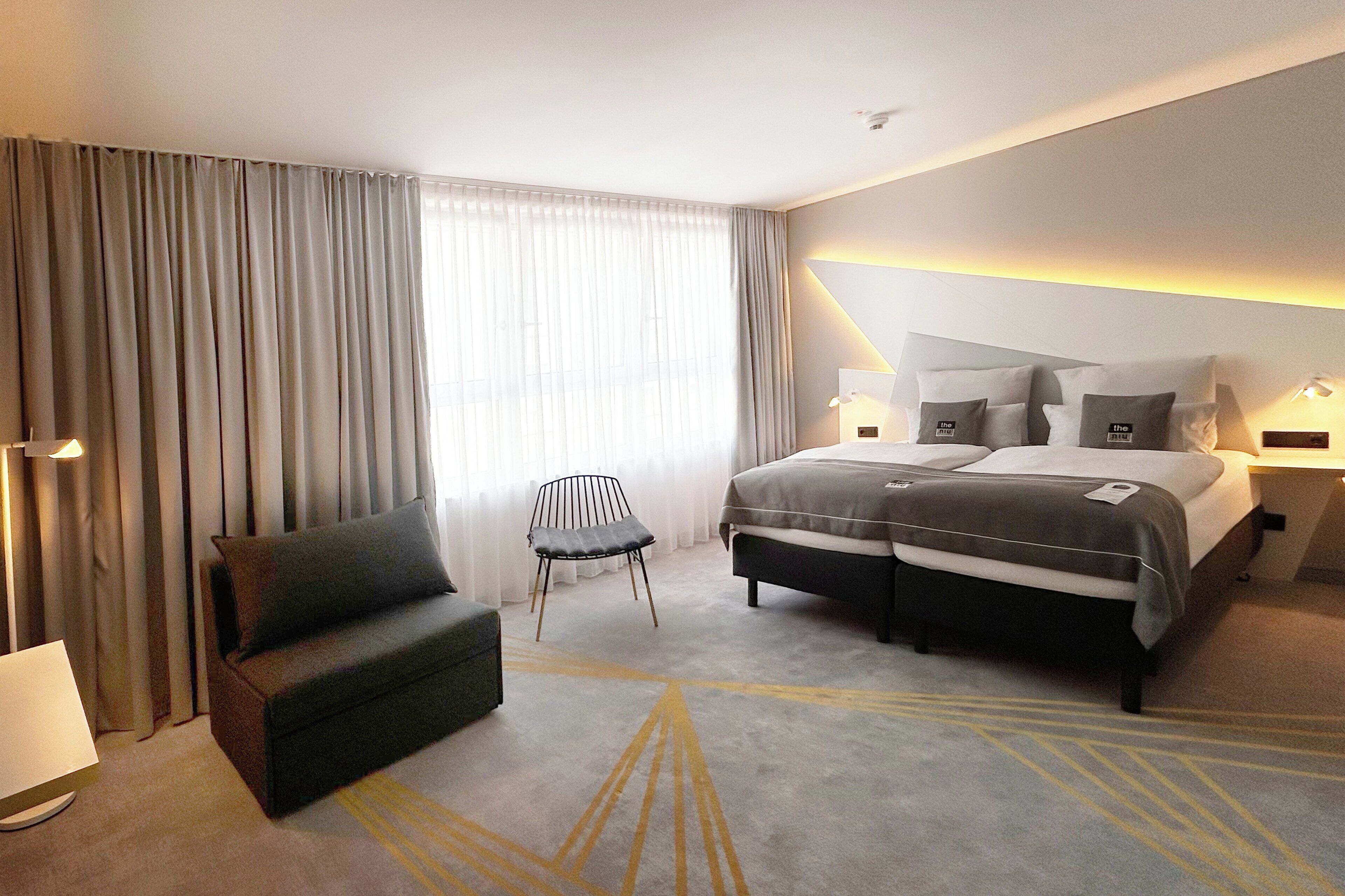 hypo-allergenic bedding, in-room safe, desk, soundproofing