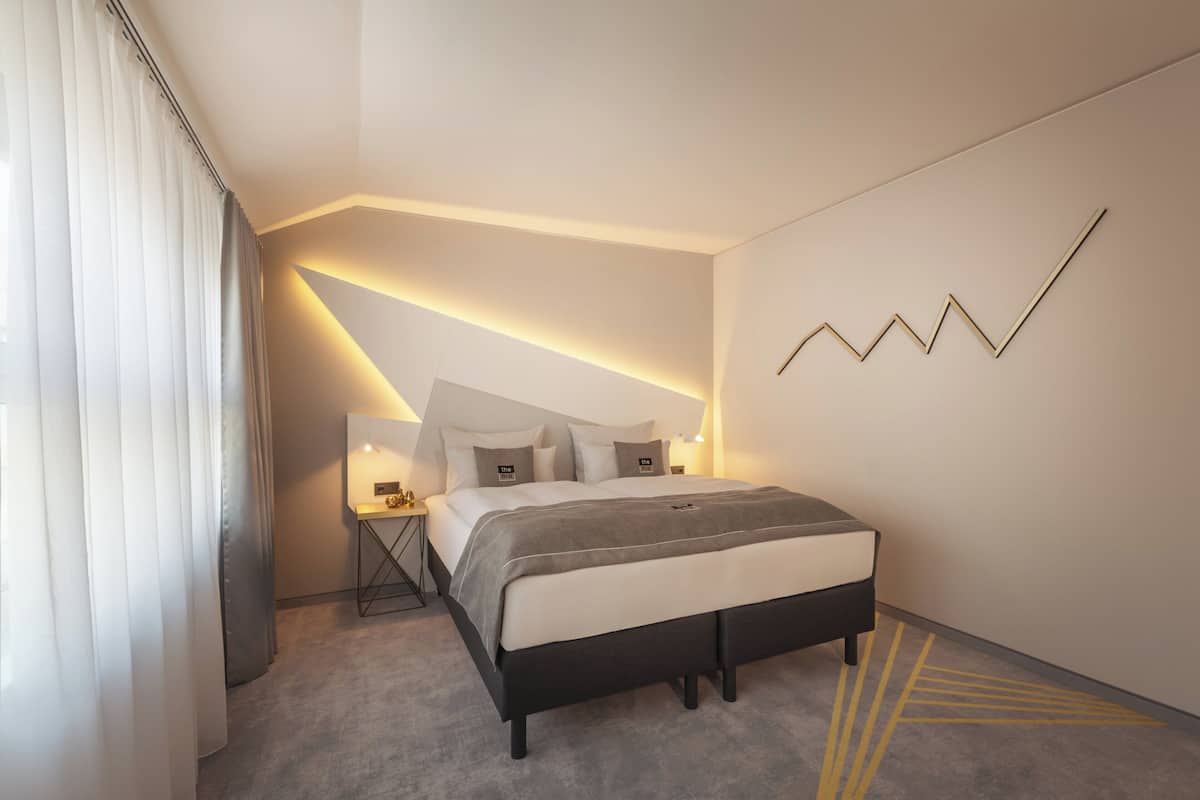 Hypo-allergenic bedding, in-room safe, desk, soundproofing