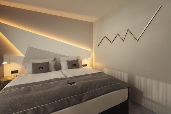 Allergitestade sängkläder, värdeförvaringsskåp på rummet och skrivbord