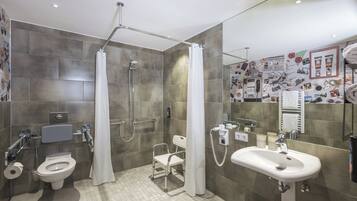 Habitación, 1 cama Queen size, con acceso para personas discapacitadas (Up to 3 Adults) | Baño | Regadera, secadora de cabello, toallas, jabón